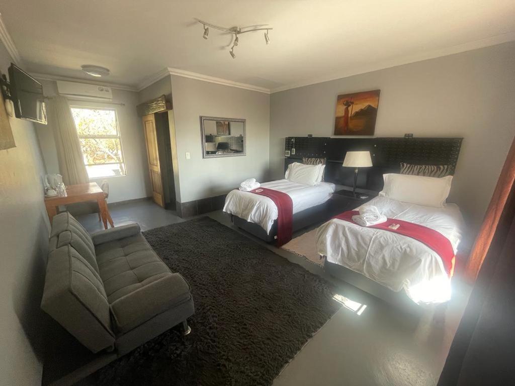 Africa Footprints Lodge Kempton Park Exterior foto